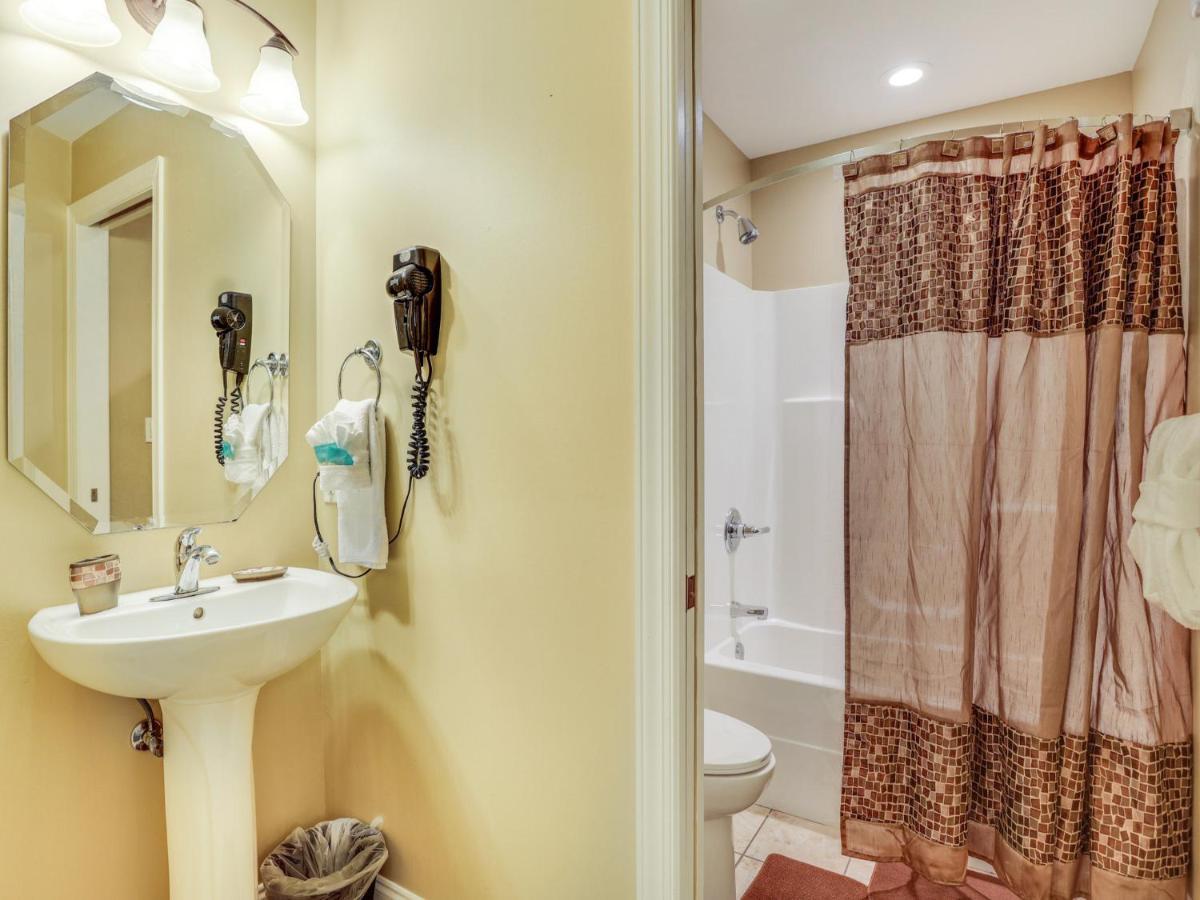 Downtown Delight, 2 Bedrooms, Pool, Hot Tub, Sleeps 6 Гатлінбург Екстер'єр фото