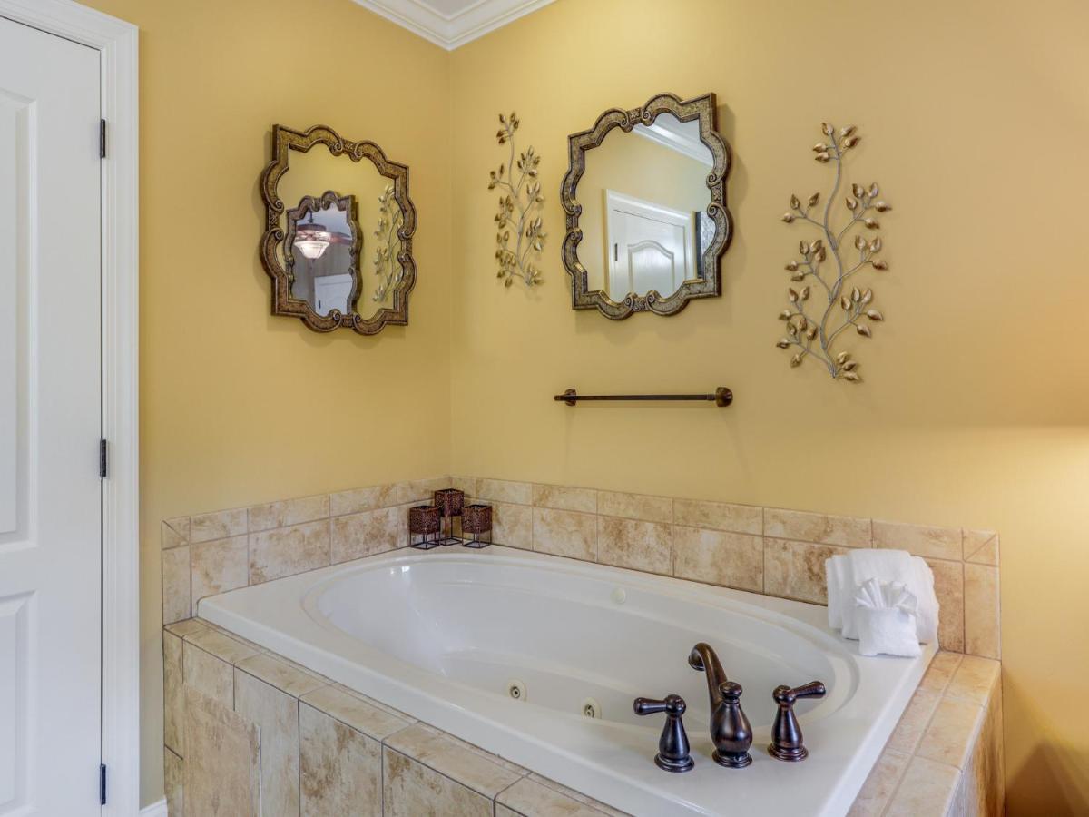 Downtown Delight, 2 Bedrooms, Pool, Hot Tub, Sleeps 6 Гатлінбург Екстер'єр фото